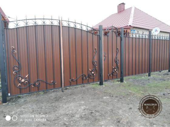 Ворота распашные кованые с профнастилом и калиткой Одеса