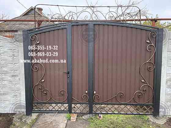 Распашные ворота из профлиста с бетонным забором Кировоград