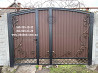 Распашные ворота из профлиста с бетонным забором Кировоград